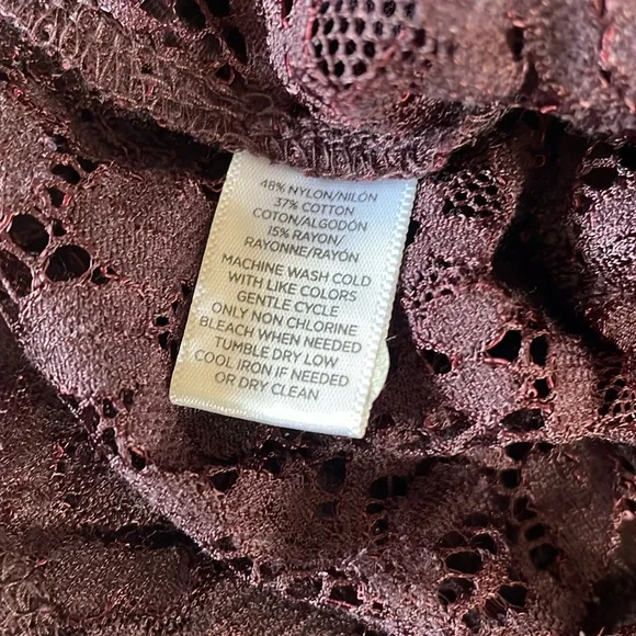 Loft lace blouse bell Sleeves size large tie at sleeves deep burgundy - Picture 9 of 9